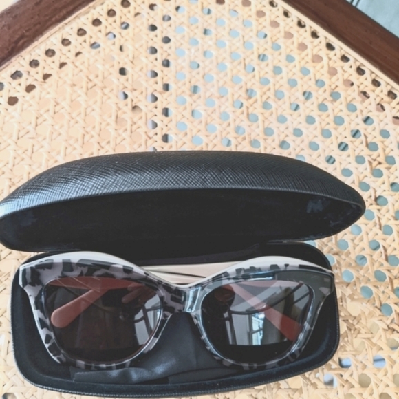 Beautiful Ferragamo sunglasses 🕶️ Used jost one Time .. New condition w box - Picture 10 of 16